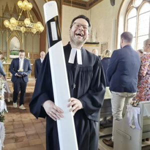 Spaß und Fröhlichkeit gehören für Inselpastor Christian Neumann zum Gottesdienst dazu. Am 2. Juli wird er um 15 Uhr seinen Abschiedsgottesdienst in der Inselkirche halten. © Marion Voß 