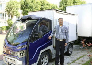  Robin Kuper ist seit 25 Jahren auf Langeoog selbstständig. Im zehnten Jahr betreibt er den Inselpaketdienst und liefert Sendungen, die über Hermes, UPS, GLS, DPD oder DHL Express auf die Insel kommen, an die Empfänger aus.