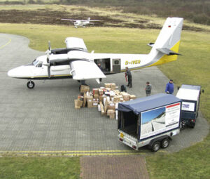 Zurzeit kommen die Pakete und Päckchen mit der Fähre nach Langeoog. Bis vor einigen Monaten war das per Flugzeug der Fall, was die gesamte Transportzeit um einiges verkürzte. Foto: Robin Kuper