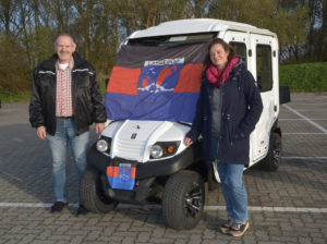 Conny Bittner und Frank Düll nahmen das „Bürgermobil“ stilecht in Empfang.