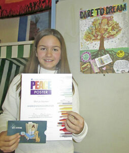 Mia Martinovic hat den ersten Preis beim Friedensplakatwettbewerb in der ­Inselschule gewonnen. Foto: Langeoognews 