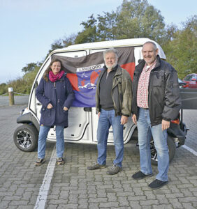 Frank Düll (re.), Georg Feil und Conny Bittner nahmen das E-Mobil in Empfang.
