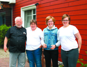 Familie Matzies – Vater Heinrich, Mutter Tilly, die Töchter Mareikje und Wiebke (v.l.) – betreibt das „Landhaus am Schniederdamm“. 