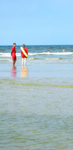 Mindestens ein Rettungsschwimmer ist während der Badezeiten stets direkt an der Wasserkante zu finden. 