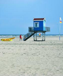 Jeweils ein DLRG-Wachtturm ist an West-, Ost- und Hauptbad platziert.