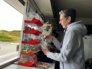 „Bei den Erwachsenen sehr beliebt“ sei die Spitztüte mit gemischtem Weingummi, sagt Ulrike Petrovic.