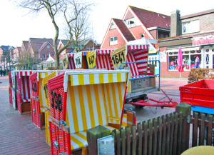Körv in’t Dörp“: Im Frühjahr und Herbst stellt der Tourismus-Service seine Strandkörbe im Ort auf. Foto: Archiv Utkieker
