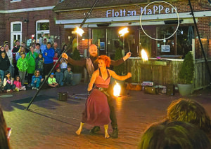 Das Duo „OneTwoMany“ faszinierte mit seiner Feuershow. Foto: Thomas Pree 