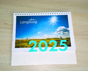 Besondere Langeoog-Blicke bietet der Monatskalender für 2025. 