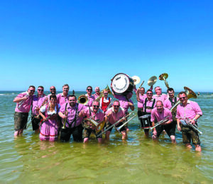 Da brodelt die Nordsee: die „Lustigen Egerländer“ auf Langeoog. Foto: T. Pree 